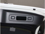 パワーテールゲートなので、キーレスエントリーのリモコンまたは運転席ドアのスイッチ操作により自動開閉も可能です。