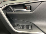 パワーウィンドウスイッチで運転席から全席の窓の開閉ができます♪
