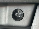 プッシュエンジンスターターです。キーを取り出すことなくブレーキペダルを踏みながらボタンを押すだけでエンジンが始動できます。