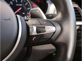 【ハンドル】ドライバーとBMW車の一体感がダイレクトに伝わるステアリングホイール。形状・太さへの拘りに加えて、操作性を高める為にスイッチ類も配置。クイックかつ安定のドライビングを体感下さい!