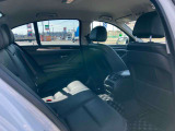 後部座席もしっかりしています。足元スペースも十分ですので快適なドライブをお楽しみいただけます。