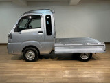 ご納車までに、弊社サービススタッフによる車検整備を行い、バッテリー、エンジンオイル、オイルエレメント、ワイパーゴムを交換し、ブレーキを分解、摩耗等を確認、必要であれば交換、安心してお乗りいただけます!
