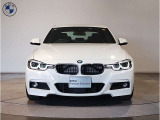 【キドニーグリル】BMWは約90年もの間、ほぼ全ての車両にひと目でBMWだと分かるこの特徴的なフロントグリルが備えられ、デザイン・アイコンとして親しまれてきました。