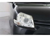 HIDランプ車 白く照らされるのが特徴です。明るいだけでなく、周囲からの認知されやすく歩行者や死角にいる方へアピール効果、安全性が飛躍的に向上します!