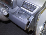 運転席にカップホルダーを装備しております。
