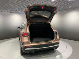 トランク容量は同一他社車両より広く、旅行やゴルフ等様様な場面で役立ちます。