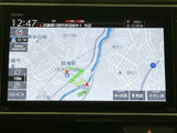 画面には周辺の道路や現在地を示す地図が表示され、目的地への移動をサポートします。操作項目も画面上にまとまり、日常のお出かけに活用いただけます。