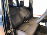 運転席の座面高さを調整できるシートリフターが付いています。フロントシートはベンチシートを採用で、座面も広く使い勝手もいいですよ♪