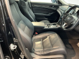運転席は、大きな座面と包み込むような背もたれがドライバーの身体全体をしっかり支えます。上質なシート素材と座り心地のよいクッションを採用し、長時間の運転やコーナーの多い道も快適です。