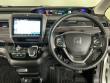【ハンドル】運転にかかわる様々な操作を安全に行えるように視点移動が少なく操作性に配慮されたスイッチ類が凝縮されたコックピットです。