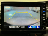 リバースギアに入れるだけで後方の表示へ切り替わります。夜間や雨の日の駐車も楽になりますよ。