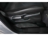 運転席シートリフター装備!シートの上下調整で運転操作の視界を確保できます。