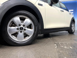 ●純正15インチアルミホイール:輸入車ならではの卓越した走りを支えるホイールと足回りです!日本車の走りに慣れている方にもぜひ体感して頂きたいほど、高いレベルでまとまっています!