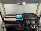 【前方視界】開放的な前方視界!運転がしやすく疲れにくいです♪窓が大きく、見通しがとっても良いおクルマですよ♪