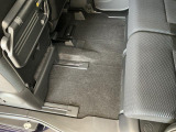 しっかりと汚れ、砂ぼこりを落とし足元まで清潔な車内空間を作り上げております♪