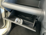 【グローブボックス】収納スペースが沢山あるので車内が散らからずに助かります。ちょっとした物を入れるのにいいですね♪