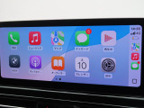 【アップルカープレイ】iPhoneがBMW車両とワイヤレスで接続されます。Apple CarPlayでは、オーディオストリーミングやメッセージングアプリがディスプレイに表示されます。