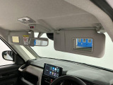 【サンバイザー】車内で身だしなみを整えるためのバニティミラーがセット。お化粧直しや髪型のチェックに活用できます。