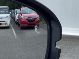 ブラインドスポットインフォメーションは走行中、斜め後ろに車両を感知すると、ドアミラーやピラーの上にマークを点灯してお知らせします。