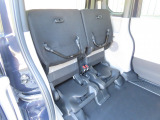 リアシートの座面をはねあげれば、横倒し出来ない背の高い荷物も載せられます。多彩なシートアレンジ!