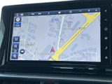 周辺の道路や施設名を画面上で確認でき、目的地までのルート確認に活用できます。地図を見渡しやすく、初めての場所へ向かう際にも頼りになる便利な装備です。