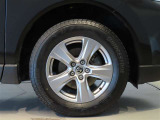 純正のアルミホイール装着車です。タイヤサイズは225/65R17です。