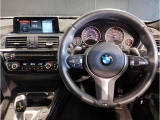 【ハンドル】ドライバーとBMW車の一体感がダイレクトに伝わるステアリングホイール。形状・太さへの拘りに加えて、操作性を高める為にスイッチ類も配置。クイックかつ安定のドライビングを体感下さい!