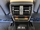 後部席のエアコン吹き出し口付近。AC100V.後席シートヒータースイッチ