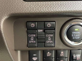 【ウェルカムオープン機能】降車時にスイッチで予約しておけば乗車時にスマートキーを持ってクルマに近づくだけで、スライドドアが自動で解錠しオープン。両手がふさがっている時でもスムーズに乗り込む事が出来ます