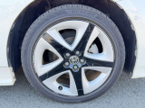 【純正アルミホイール】純正設計ならではの美しいデザインと精密な仕上げで、車両全体のスタイリングを引き立てます。