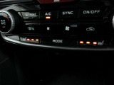 【シートヒーター】は運転席&助手席に。スイッチONですぐに暖まり、冬の寒い日はこの装備なしの車は考えられなくなってしまう装備の一つです♪