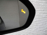 隣車線を走る車両をレーダーで検知し、ドアミラーでは確認しにくい後側方エリアに存在する車両に加え、急接近してくる車両も検知します。車両を検知するとドアミラーに搭載されたLEDインジケーターが点灯します。