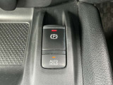 【オートブレーキホールド】ブレーキペダルを踏んで停車すると、ブレーキペダルから足を離してもクルマがブレーキ力を維持!! 踏み続けなくていいから足の疲れを緩和します。