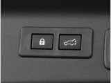電動パワーリヤゲート搭載!ボタン一つで操作が可能で、キーレスエントリーや車内からも操作が可能な便利な機能です!!またメモリー機能もあり、狭い場所などでの開閉の際にも便利な機能です!