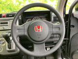 握りやすい形状で、運転姿勢を保ちながら手元で進行方向を調整できます。前方を見ながら扱いやすく、街中の移動から遠出まで日常の運転を支える、運転席まわりの基本装備です。