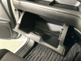 【グローブボックス】収納スペースがあるので車内が散らからずに助かります。ちょっとした物を入れるのにいいですね♪