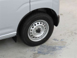 装着タイヤサイズは、145/80R12です。
