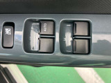 運転席からパワーウインドー・電動格納ミラーの操作が出来ます。また、パワーウインドーには運転席以外をOFFにすることができますので、お子様の安全防止としてご使用ください!