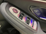 メモリー付き電動シートも装備されておりますのでシート位置を3パターン記憶できます。