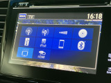 FM・AMをはじめ、USBやBluetoothなど複数の音源が画面にまとまり、利用したいメニューを選びやすい構成です。普段使う機器や聴き方に合わせて、車内で音楽を楽しめます。