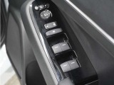 ◆オーディオリモコンスイッチ◆ハンドルにスイッチが装備されてます。視点をそらすことなく、ボリューム調整・オーディオソース切替・選曲が出来ます。安全運転しながら操作が可能になりました。