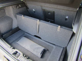 荷室フロアボードは可変式となっており、立てて仕切りとして使用することで、買い物袋や小物などの荷物が走行中に動くのを抑えることができます。
