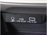 ディスプレイとスマートフォン等を有線接続が可能なUSBポートが備わっております!3AのタイプCポートが備わっており、高速充電にも対応しておりなす!