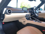 神戸マツダ神戸西インター店は、通常ディーラー+&alpha;の次世代型店舗としてROADSTER EXPERIENCE SPACEの冠を掲げ、「いつでも・誰でも・気軽に会いに行ける」ロードスターUカー専門店。
