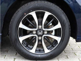 タイヤサイズは、155/65R14です。高品質でデザインにも優れている純正アルミホイールが装備され、スポーティーな雰囲気を演出しています。