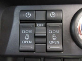運転席から操作できる両側パワースライドドアのコントロールスイッチです(挟み込み防止機能付)