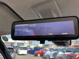 スマートルームミラー◆積載物などで、さえぎられがちなルームミラーの後方視界。車内状況に関わらず車両後方にあるカメラの映像をルームミラーに映し出します!もちろん夜や悪天降雨でもクリアな後方視界を確保!