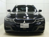 一目でBMWと解る存在感。象徴的なキドニーグリルを中心にシャープなヘッドライトと力強い表情が融合。スポーティーさとエレガンスを兼ね備えたBMWならではのフロントフェイスです。