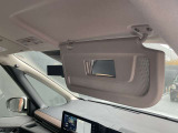 運転席には鏡付きのサンバイザーが付いていますので便利です。