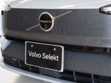 エンジンを搭載しないBEVモデルのため、フロントグリルのないスッキリとしたデザインです クロスカントリー仕様ではブラックアウトしたカラーリングになります
